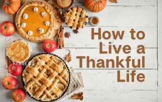 A picture of pies, pumpkins ,and other Thanksgiving decorations. Title: How to Live a Thankful Life"